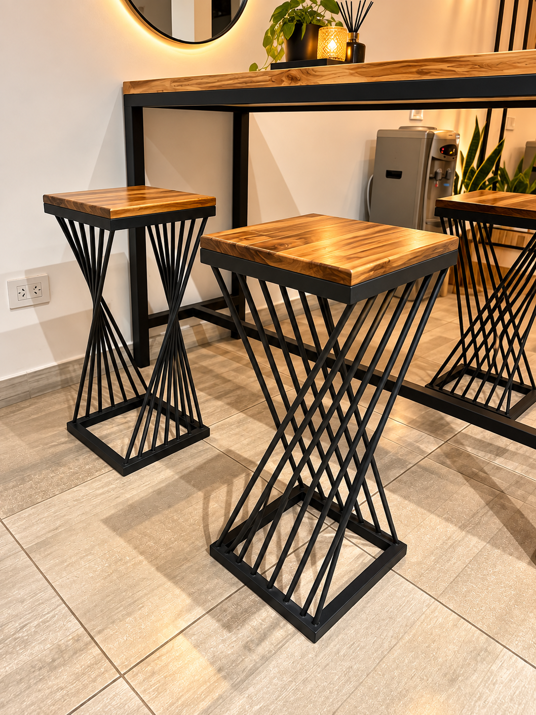 Rincón moderno con taburetes de madera